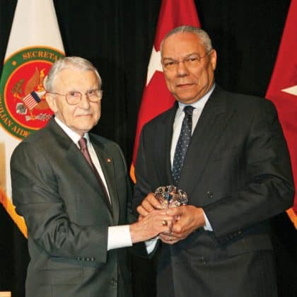 Lt. Gen. Robert Arter (U.S. Army, Ret.), chairman of the Command and General Staff College Foundation, presents Colin L. Powell with the CGSC Foundation Distinguished Leadership Award at a dinner banquet in Kansas City, April 28. (photo by Bill Kennedy)