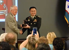 CGSC Foundation Chairman Lt. Gen. (Ret.) John Miller presents a gift to Gen. Surapong designating him an honorary life constituent in the CGSC Foundation.