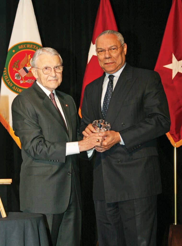 Lt. Gen. Robert Arter (U.S. Army, Ret.), chairman of the Command and General Staff College Foundation, presents Colin L. Powell with the CGSC Foundation Distinguished Leadership Award at a dinner banquet in Kansas City, April 28. (photo by Bill Kennedy)